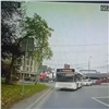 В Красноярске водитель автобуса № 43 одним маневром нарушил сразу три правила (видео) 