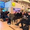 В красноярском аэропорту для пассажиров поставили дополнительные кресла из-за задержки рейсов