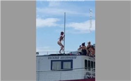 Девушка станцевала на шесте на палубе теплохода на Байкале
