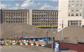 Возле красноярской мэрии почти убрали огромную кучу земли от метро (видео)