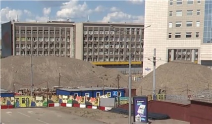 Возле красноярской мэрии почти убрали огромную кучу земли от метро (видео)