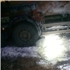 Из пробитой цистерны бензовоза топливо вытекло на дорогу в Енисейском округе
