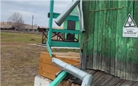 Медведь пытался забраться в школу по водосточной трубе в Иркутской области (видео)