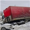 На трассе под Ачинском в жестком ДТП с грузовиком погибли два пассажира (видео)