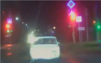 На юге Красноярского края во время полицейской погони автопьяница врезался в забор