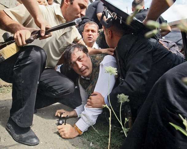 Василий Шапошников/Коммерсантъ. Грузино-осетинский вооруженный конфликт. Президент Грузии Михаил Саакашвили (в центре) во время посещения Гори. 2008