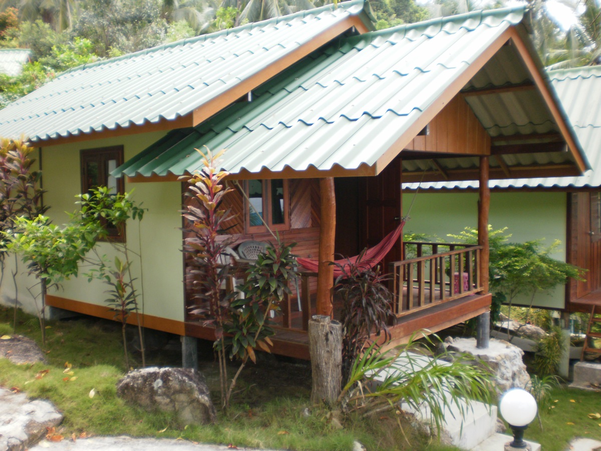 Типичный вариант бунгало. Небольшая комната, душ, туалет и обязательно веранда с гамаком