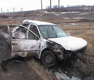 В Красноярском крае пьяный водитель заехал в ливневую канализацию и перевернул автомобиль
