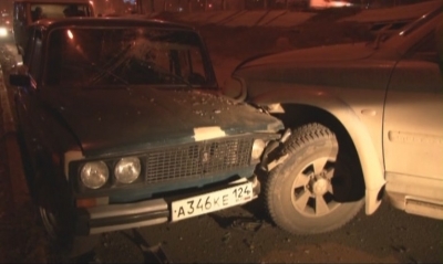 В Красноярске наркодилеры протаранили машину полицейского, пытаясь скрыться