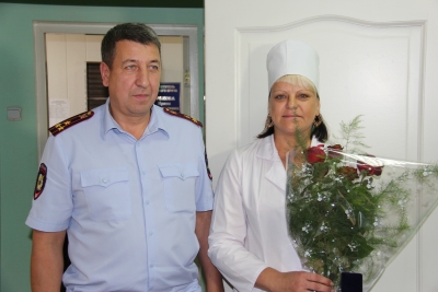 В Абакане медсестру наградили запомощь в поимке грабителя