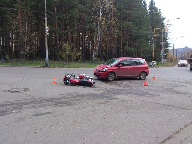 Инструктор автошколы получил тяжелые травмы в ДТП в Красноярске