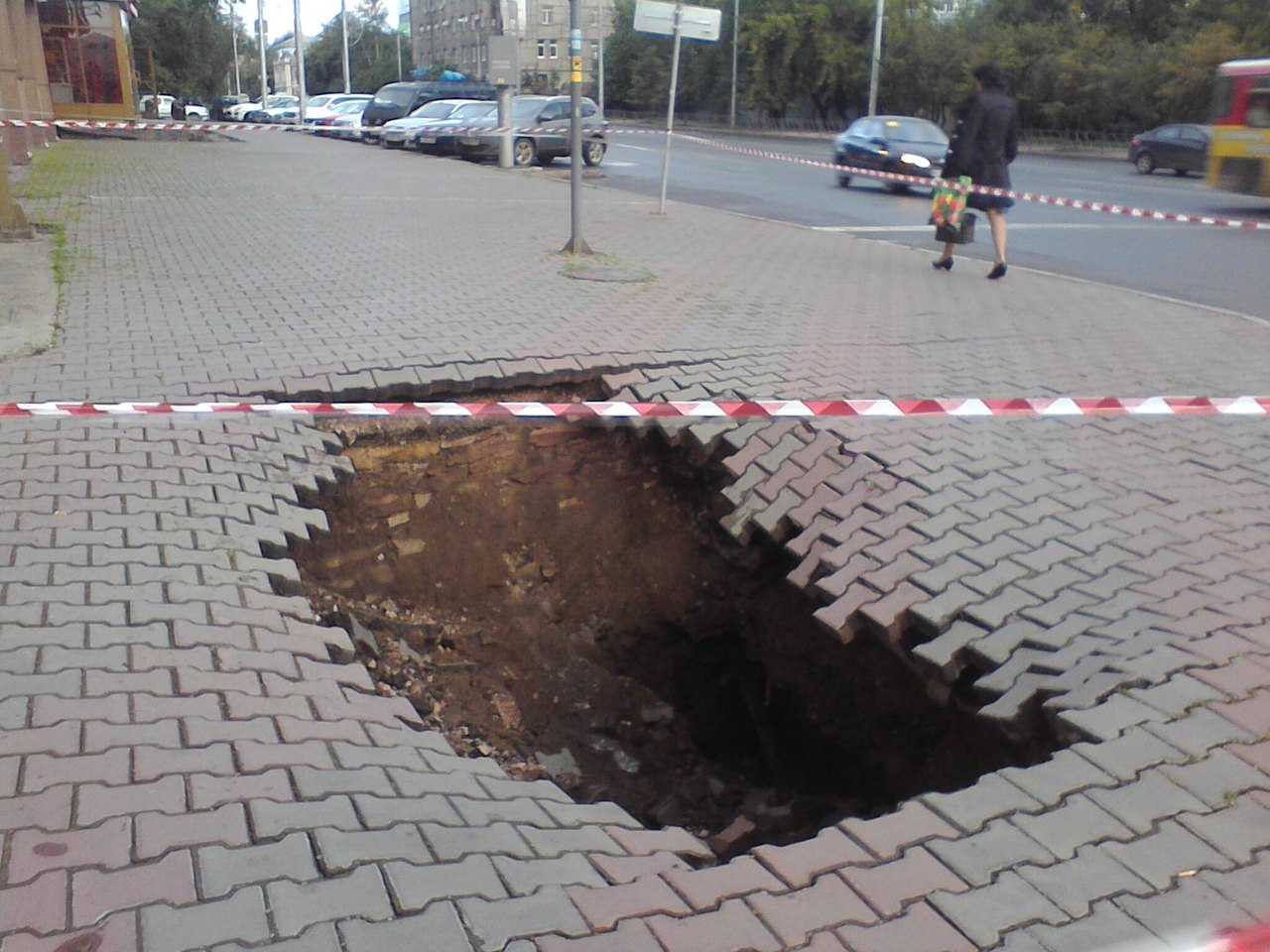 В центре Красноярска провалился тротуар из брусчатки