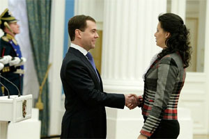 Владимир Медведев поздравляет Екатерину Шишацкую