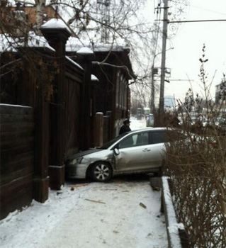 Автомобиль врезался в ворота дома-музея Сурикова в Красноярске