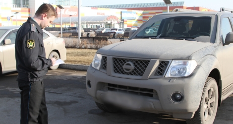 Приставы пообещали регулярно искать машины должников на парковках красноярских ТРЦ