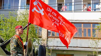 Копия Знамени Победы на шествии 9 мая в Красноярске