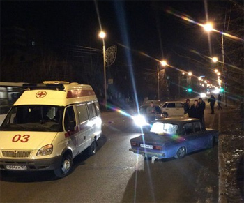 Жительница Красноярска попала в реанимацию после попытки перебежать дорогу в неположенном месте