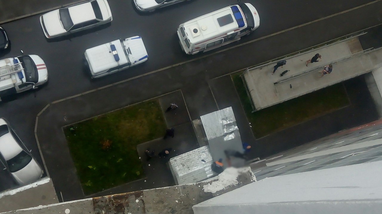 Мужчина выпал санкт петербург. Выпал с окна Красноярск. В Красноярске падение с 13 этажа. Мужчина выпал из окна Красноярск. Красноярск мужчина выпал из окна мужчина.