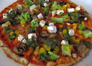 Овощная пицца с соусом «Песто»