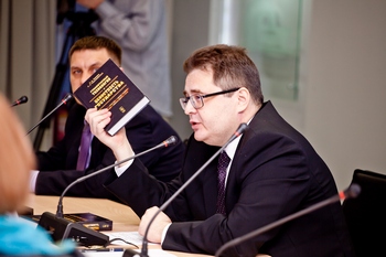 Председатель Экспертного клуба П.В. Клачков рассказывает о монографии «Гуманитарные технологии и целостность государства»