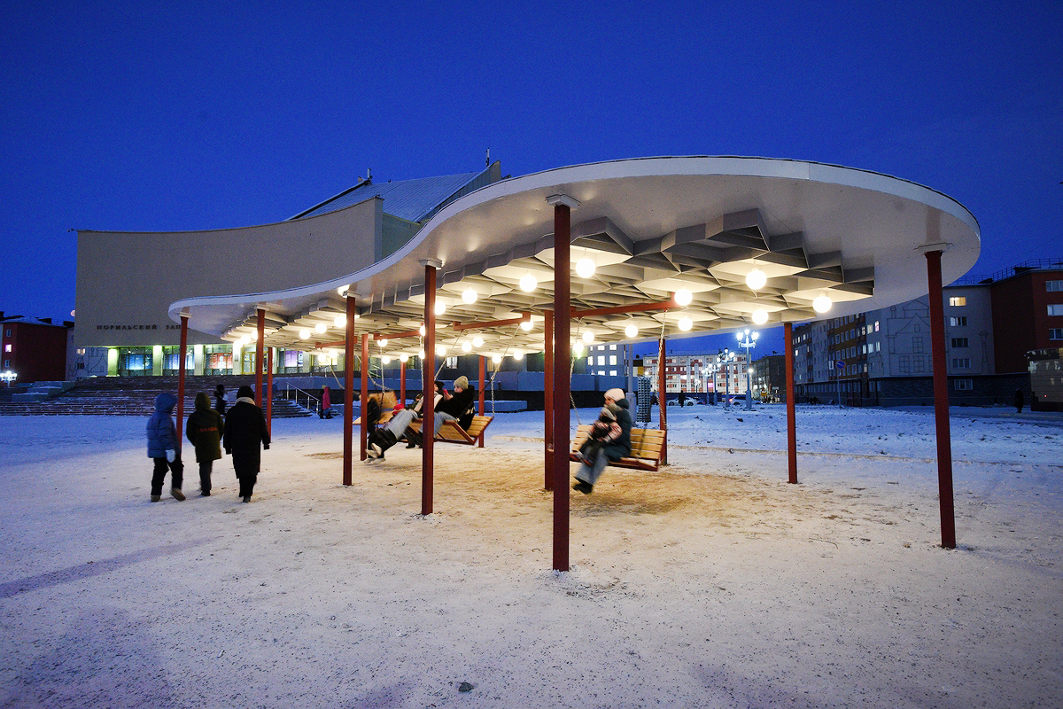 Перголы с качелями в центре Норильска